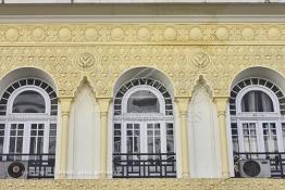 Image du Maroc Professionnelle de  L’architecture du début du XXème siècle sur le boulevard Mohamed V, l'un des plus anciens de "Casablanca". De nombreux architectes internationaux, et surtout des français, qui se sont inspirés des courants des Art Nouveau en vogue en Europe et particulièrement des Art Déco en y ajoutant des caractéristiques locales tel que, stucs, sculptures ou de zelliges, visible sur les façades des immeubles construits pour les colons à Casablanca. Détail de l'immeuble du journal le MatinLe fameux bâtiment de " Maroc-Soir "  Art nouveau style « Néo-Mauresque » une œuvre de l'architecte français Marius Boyer, Dimanche 11 Janvier 2009. (Photo / Abdeljalil Bounhar) 